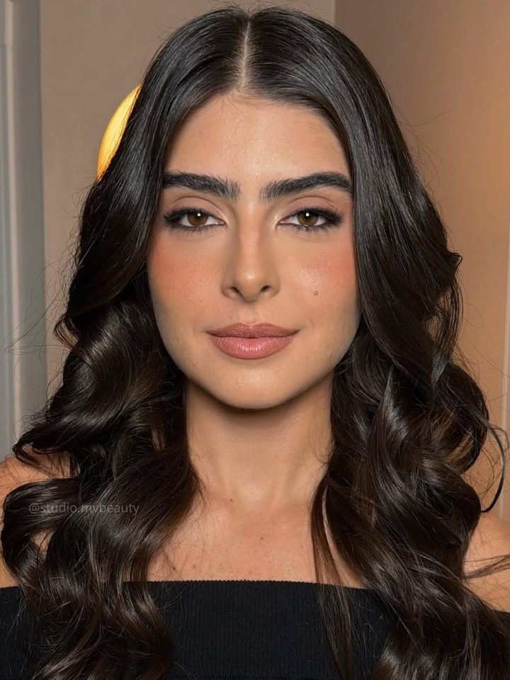 Produção completa com maquiagem e penteado no MV Beauty Studio