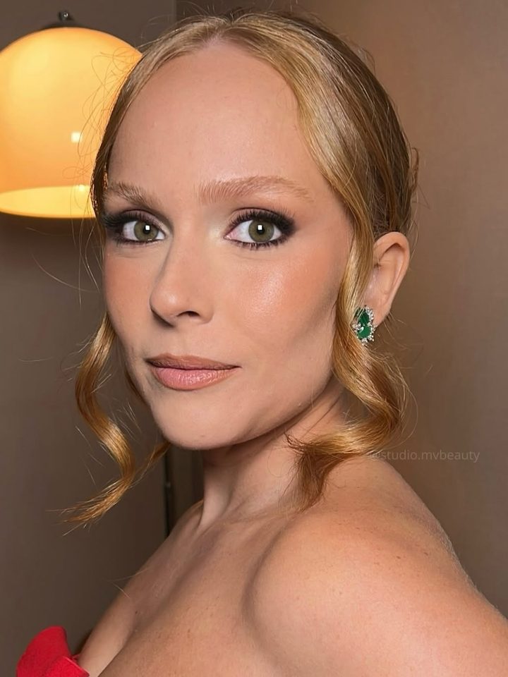 Maquiagem e penteado para evento